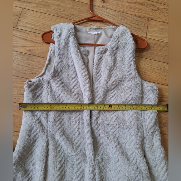 MAURICES Women's Beige Faux Fur Sweater Vest Size M - Picture 7 of 8